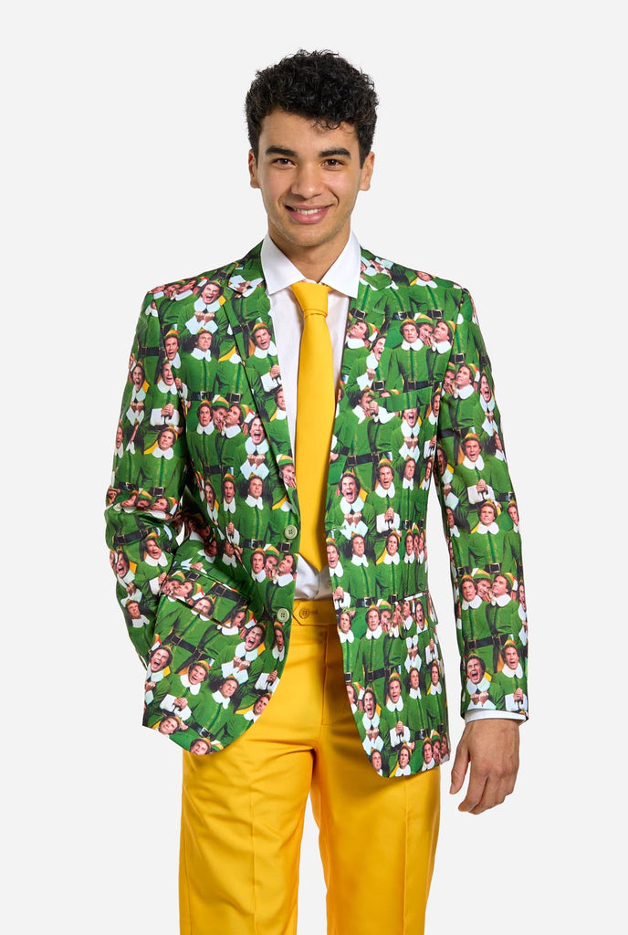 Mann trägt einen Weihnachtsanzug für Herren mit der Figur ELF auf der Jacke und gelben Hosen.