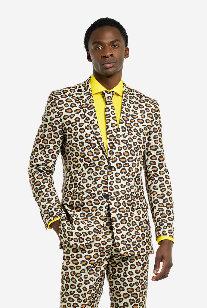 Bild eines Mannes, der einen OppoSuits The Jag-Herrenanzug mit Panther-Aufdruck und gelbem Herrenhemd trägt. Der Anzug besteht aus Hose, Jacke und Krawatte.