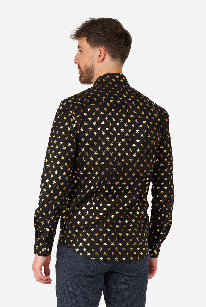 Dieses Bild zeigt ein stilvolles Herrenhemd von OppoSuits, das auf schwarzem Grund mit einem auffälligen goldenen Sternenmuster verziert ist. Das Hemd hat eine elegante und moderne Passform, perfekt für alle, die ihrer Garderobe einen Hauch von Flair verleihen möchten. Dieses Hemd ist ideal für festliche Anlässe, Partys oder um ein mutiges Statement abzugeben und kombiniert Eleganz mit einem einzigartigen, verspielten Twist.