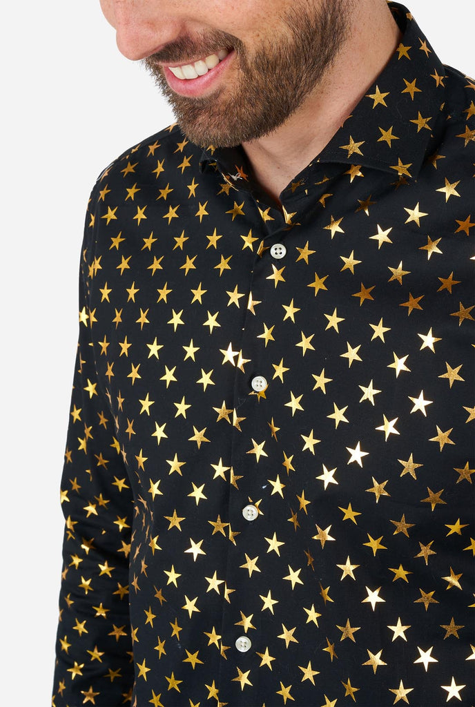 Dieses Bild zeigt ein stilvolles Herrenhemd von OppoSuits, das auf schwarzem Grund mit einem auffälligen goldenen Sternenmuster verziert ist. Das Hemd hat eine elegante und moderne Passform, perfekt für alle, die ihrer Garderobe einen Hauch von Flair verleihen möchten. Dieses Hemd ist ideal für festliche Anlässe, Partys oder um ein mutiges Statement abzugeben und kombiniert Eleganz mit einem einzigartigen, verspielten Twist.