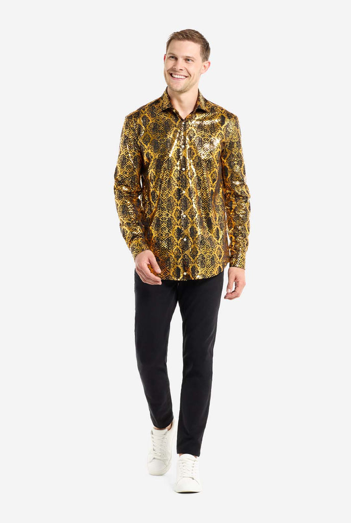 Dieses Bild zeigt ein Herrenhemd von OppoSuits mit einem auffälligen gold-schwarzen Schlangenhautmuster. Der Stoff des Hemdes hat eine glänzende Oberfläche, die Licht reflektiert und so einen auffälligen, hochmodischen Look erzeugt, der perfekt ist, um ein Statement abzugeben. Mit einem detaillierten, von Reptilien inspirierten Muster ist dieses Hemd ideal für alle, die ihrer Garderobe einen ausgefallenen Stil verleihen möchten.