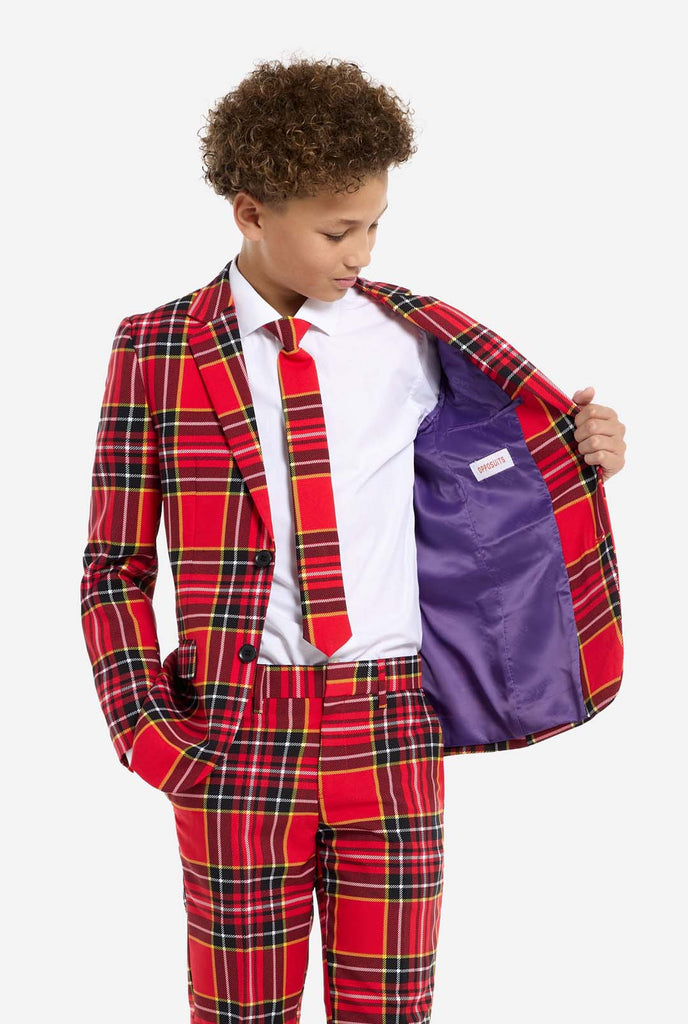 Teenager, der rote Tartan -Weihnachtsanzug trägt