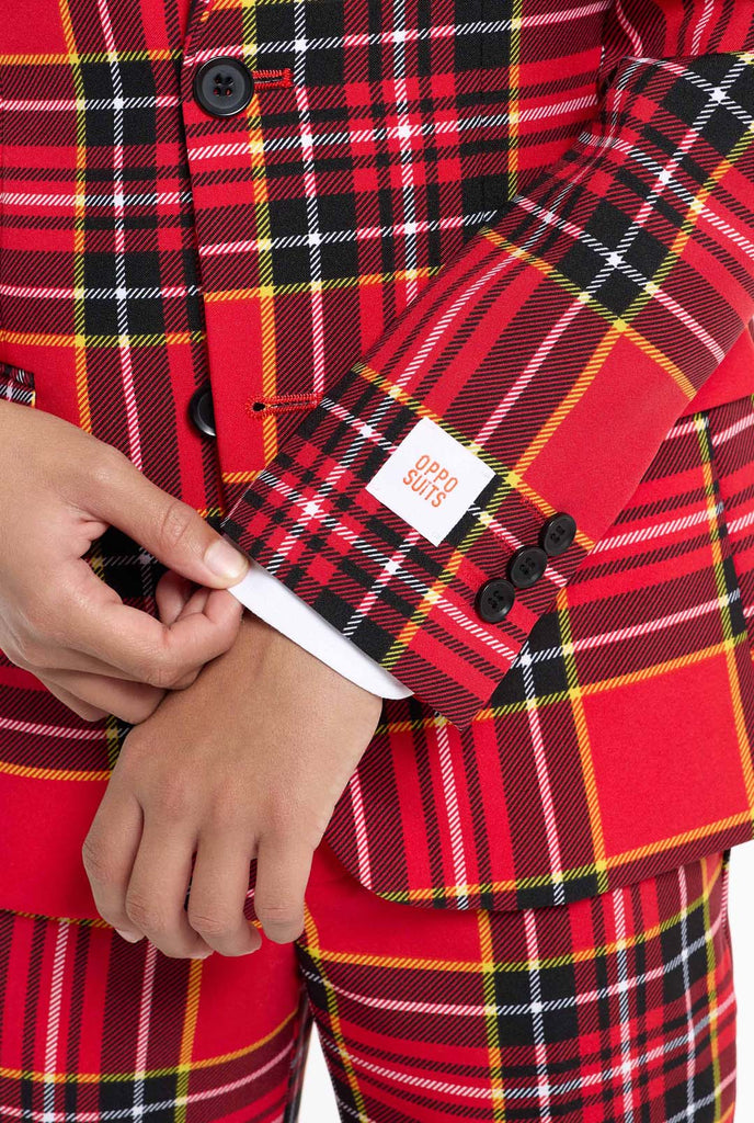 Teenager, der rote Tartan -Weihnachtsanzug trägt