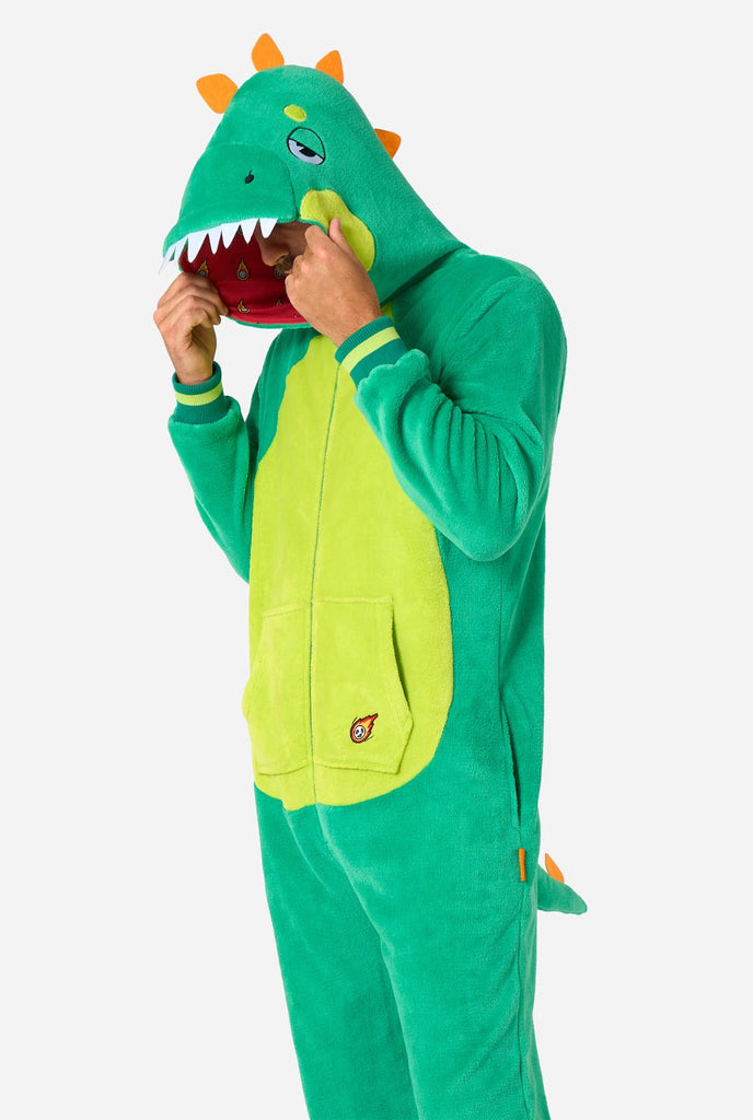 Ein Mann trägt einen grünen Dino Onesie, Teil der Tier Onesie Kollektion von OppoSuits.