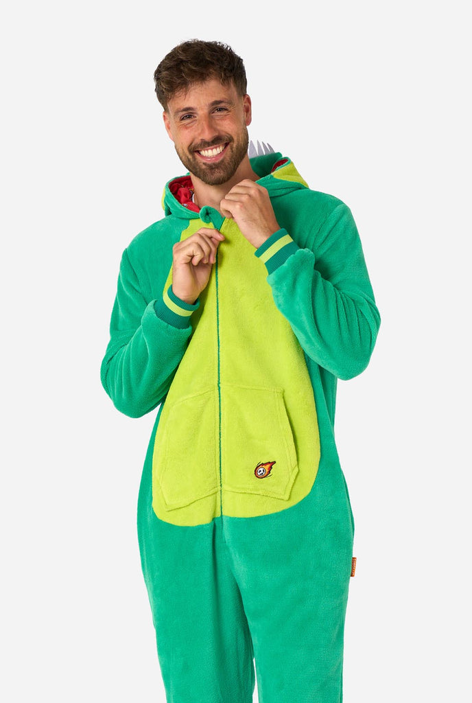 Ein Mann trägt einen grünen Dino Onesie, Teil der Tier Onesie Kollektion von OppoSuits.