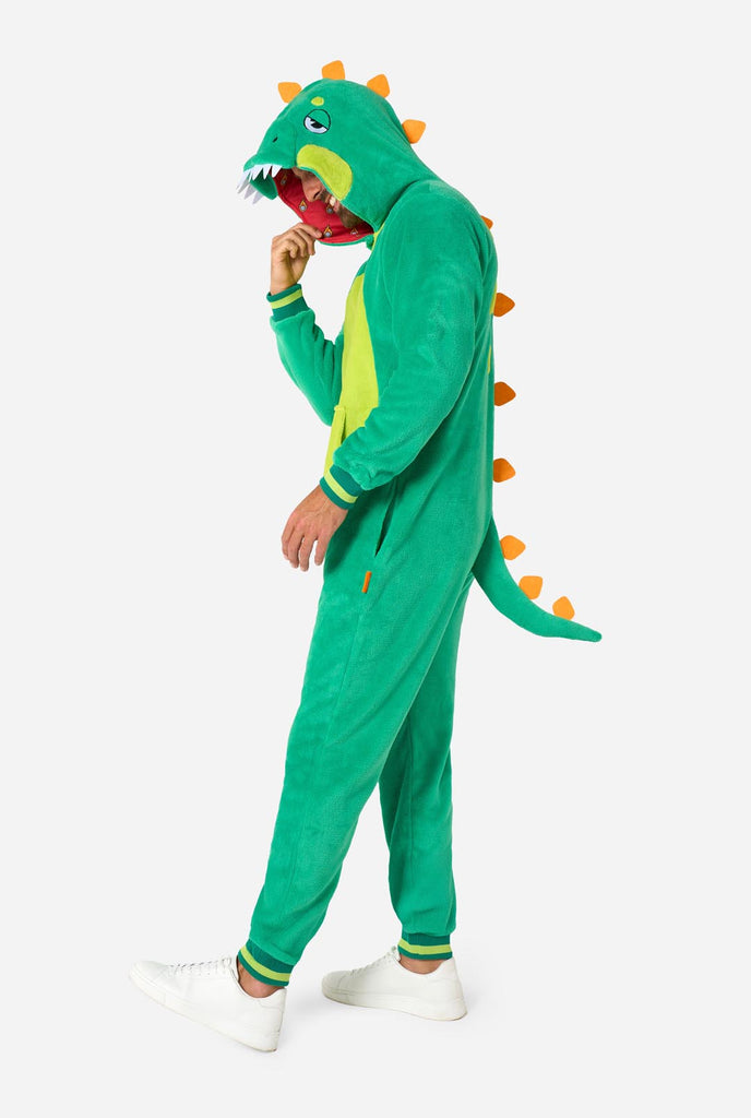 Ein Mann trägt einen grünen Dino Onesie, Teil der Tier Onesie Kollektion von OppoSuits.