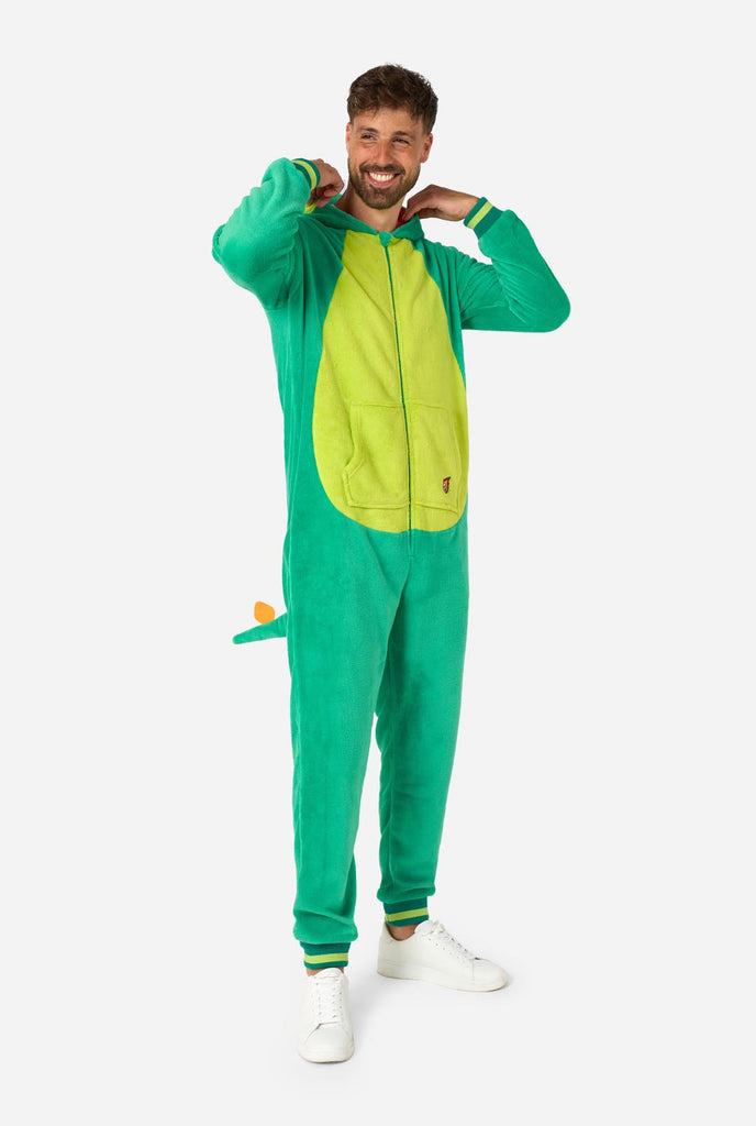 Ein Mann trägt einen grünen Dino Onesie, Teil der Tier Onesie Kollektion von OppoSuits.