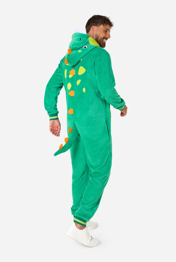 Ein Mann trägt einen grünen Dino Onesie, Teil der Tier Onesie Kollektion von OppoSuits.