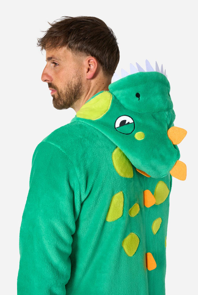 Ein Mann trägt einen grünen Dino Onesie, Teil der Tier Onesie Kollektion von OppoSuits.