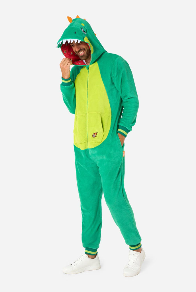 Ein Mann trägt einen grünen Dino Onesie, Teil der Tier Onesie Kollektion von OppoSuits.