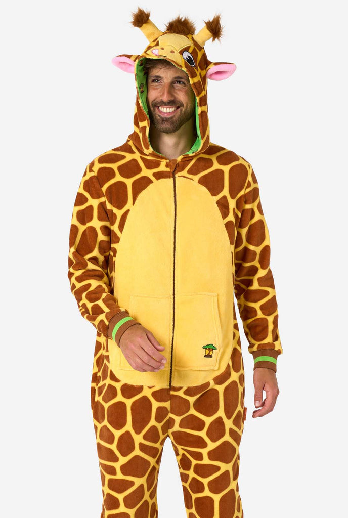 Ein Mann trägt einen braun-gelben Giraffen Onesie, Teil der Tier Onesie Kollektion von OppoSuits.