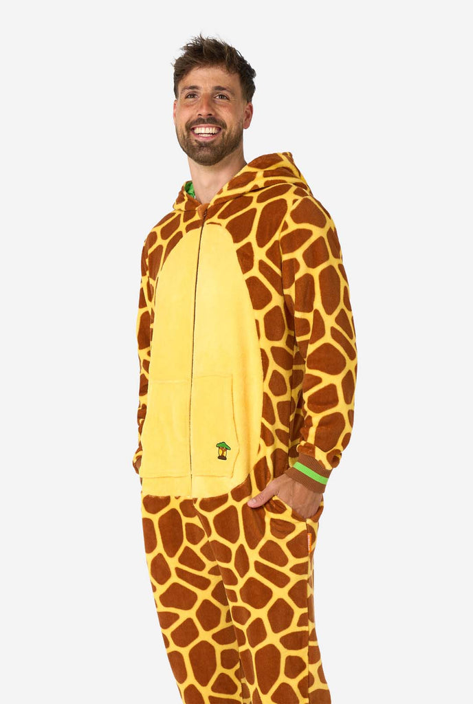 Ein Mann trägt einen braun-gelben Giraffen Onesie, Teil der Tier Onesie Kollektion von OppoSuits.