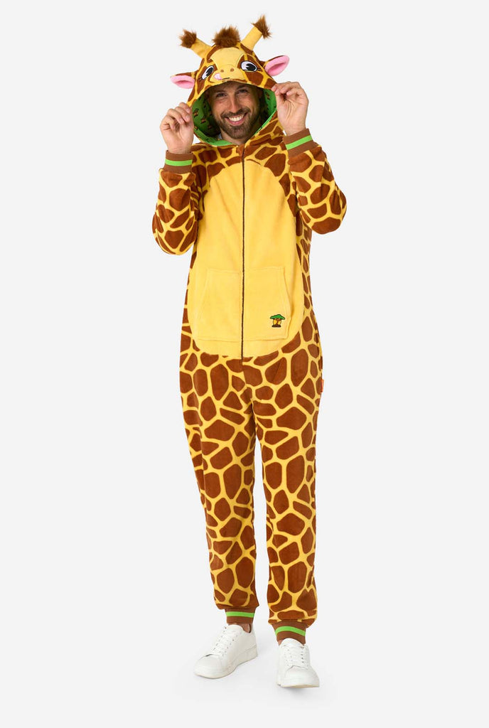 Ein Mann trägt einen braun-gelben Giraffen Onesie, Teil der Tier Onesie Kollektion von OppoSuits.