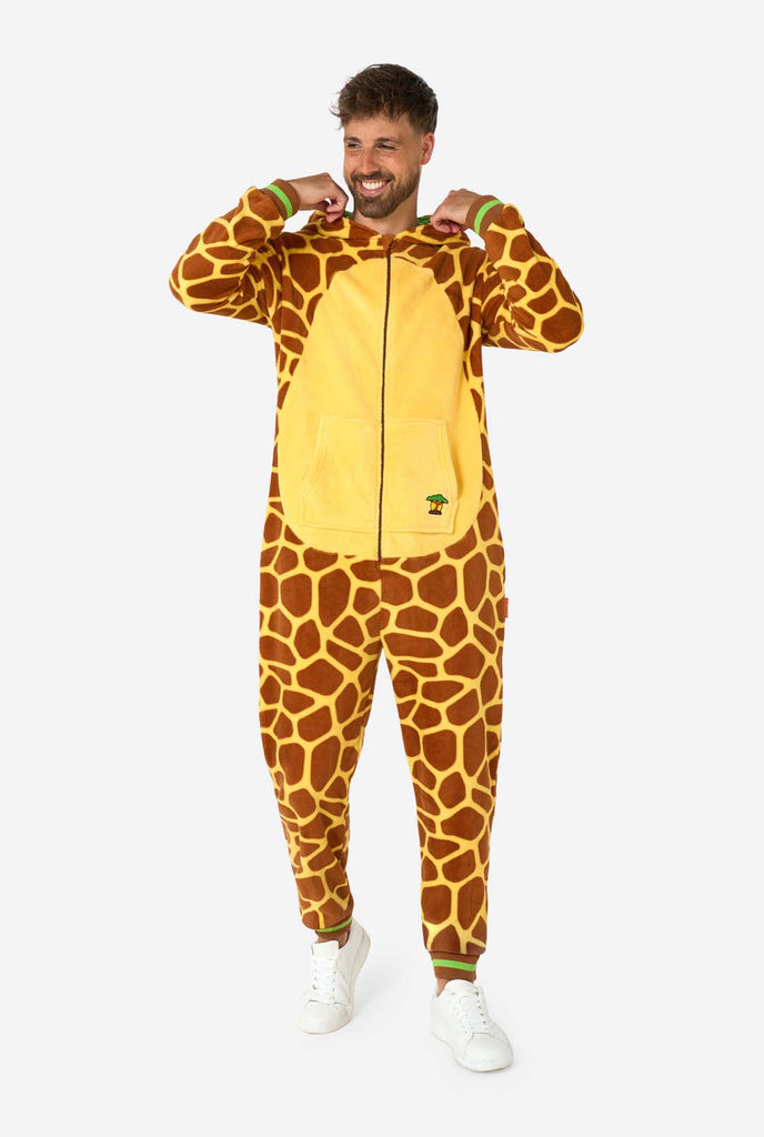 Ein Mann trägt einen braun-gelben Giraffen Onesie, Teil der Tier Onesie Kollektion von OppoSuits.