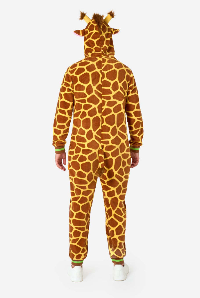 Ein Mann trägt einen braun-gelben Giraffen Onesie, Teil der Tier Onesie Kollektion von OppoSuits.