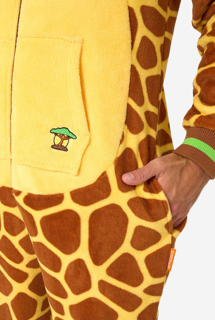 Ein Mann trägt einen braun-gelben Giraffen Onesie, Teil der Tier Onesie Kollektion von OppoSuits.