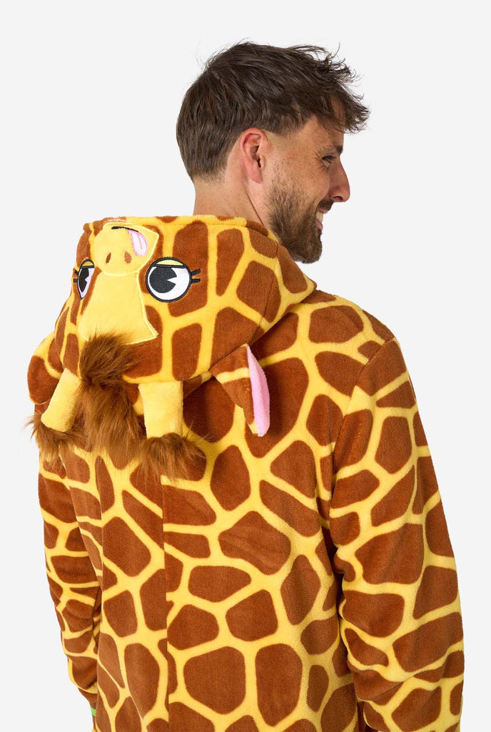 Ein Mann trägt einen braun-gelben Giraffen Onesie, Teil der Tier Onesie Kollektion von OppoSuits.