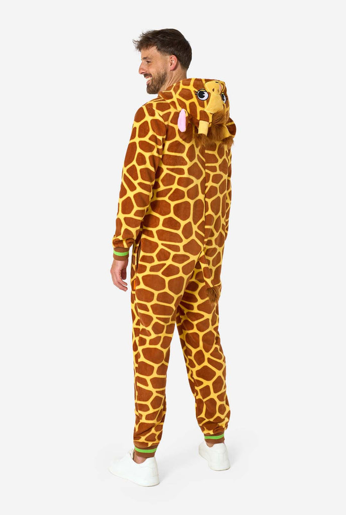 Ein Mann trägt einen braun-gelben Giraffen Onesie, Teil der Tier Onesie Kollektion von OppoSuits.