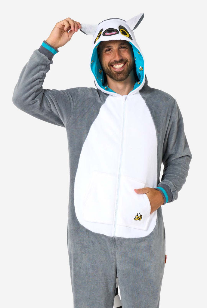 Ein Mann trägt einen grau-weißen Lemur Onesie, Teil der Tier Onesie Kollektion von OppoSuits.