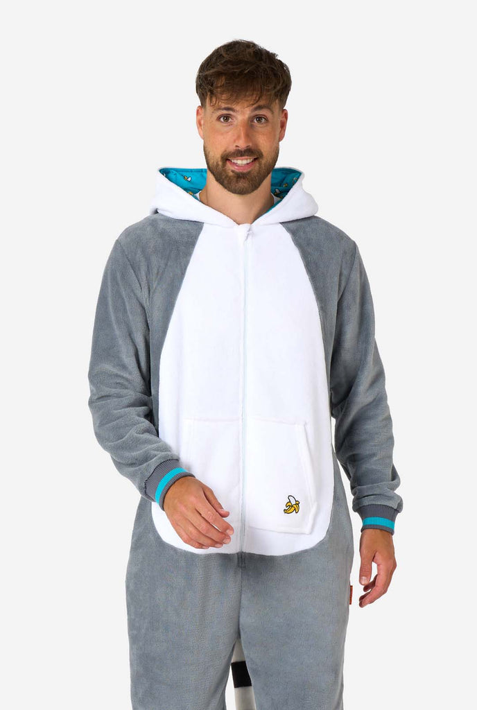 Ein Mann trägt einen grau-weißen Lemur Onesie, Teil der Tier Onesie Kollektion von OppoSuits.