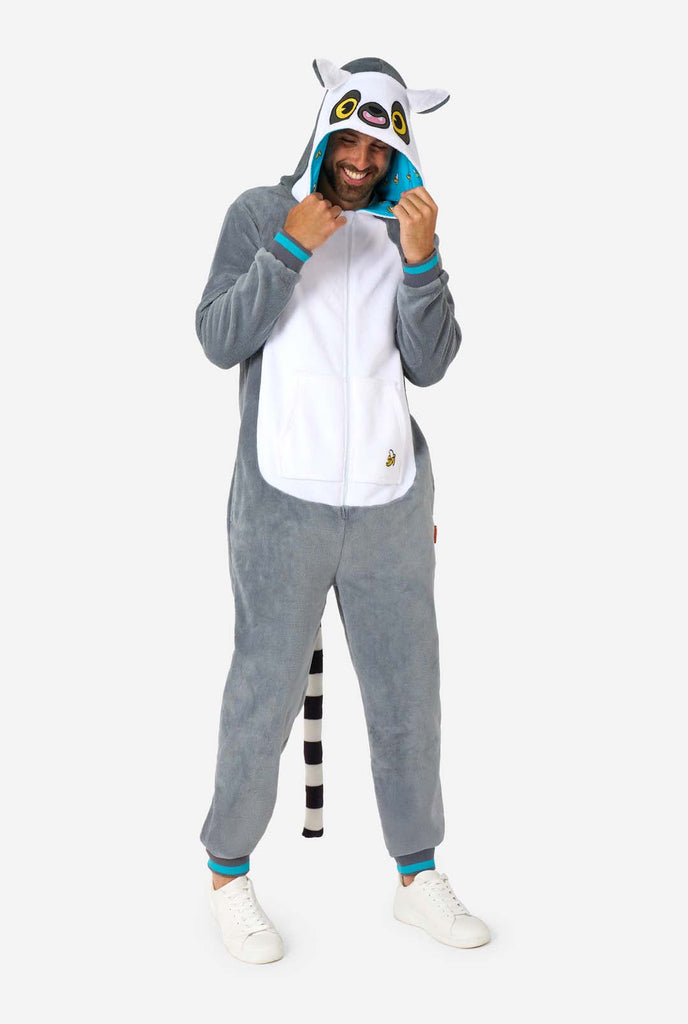 Ein Mann trägt einen grau-weißen Lemur Onesie, Teil der Tier Onesie Kollektion von OppoSuits.