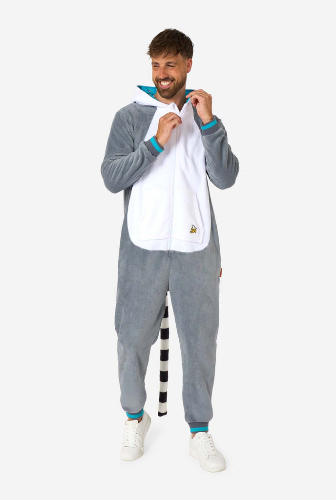 Ein Mann trägt einen grau-weißen Lemur Onesie, Teil der Tier Onesie Kollektion von OppoSuits.