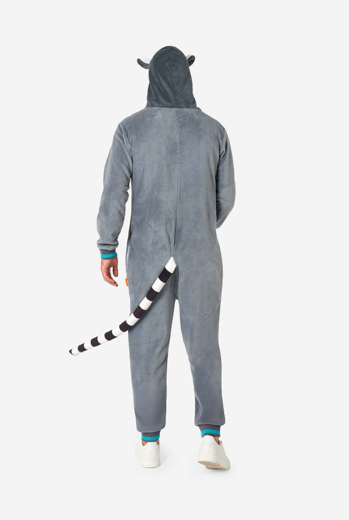 Ein Mann trägt einen grau-weißen Lemur Onesie, Teil der Tier Onesie Kollektion von OppoSuits.