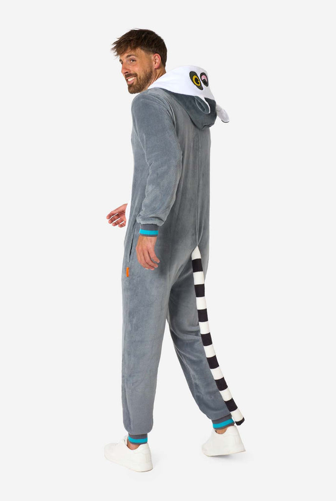 Ein Mann trägt einen grau-weißen Lemur Onesie, Teil der Tier Onesie Kollektion von OppoSuits.