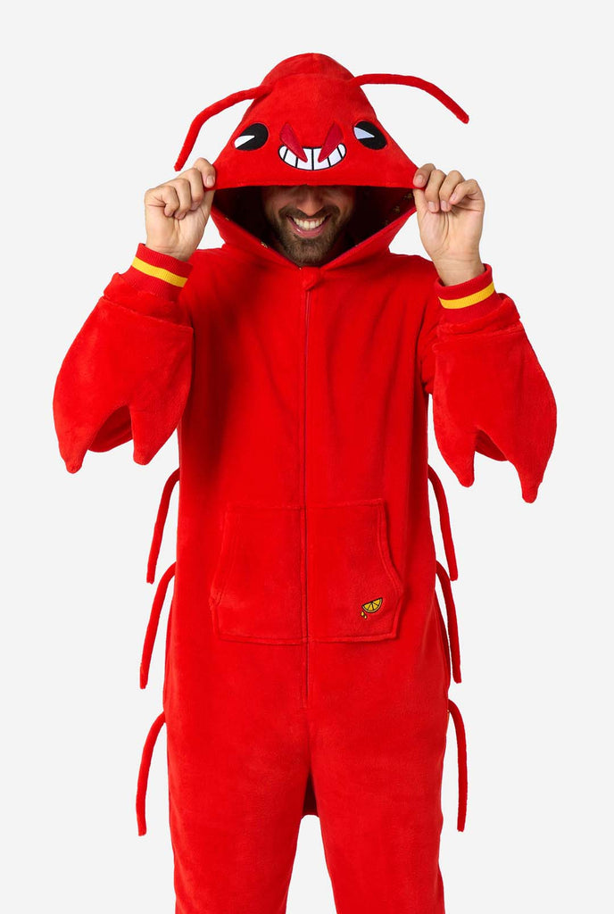 Ein Mann trägt einen roten Hummer Onesie, Teil der Tier Onesie Kollektion von OppoSuits.