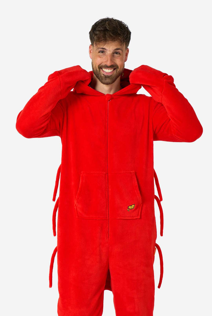 Ein Mann trägt einen roten Hummer Onesie, Teil der Tier Onesie Kollektion von OppoSuits.