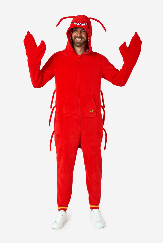 Ein Mann trägt einen roten Hummer Onesie, Teil der Tier Onesie Kollektion von OppoSuits.