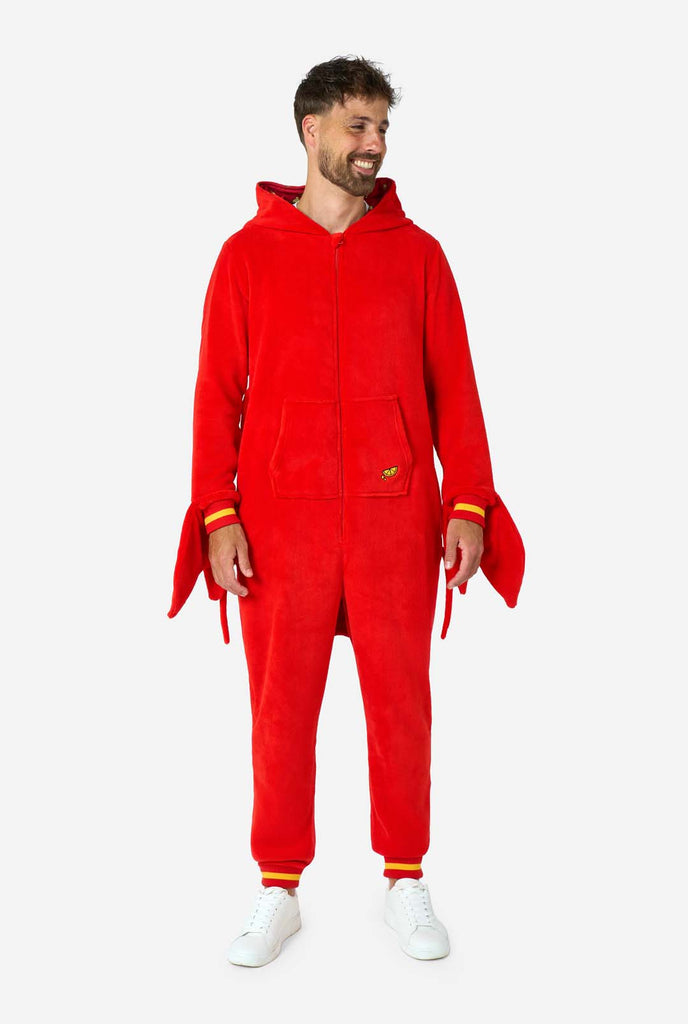 Ein Mann trägt einen roten Hummer Onesie, Teil der Tier Onesie Kollektion von OppoSuits.