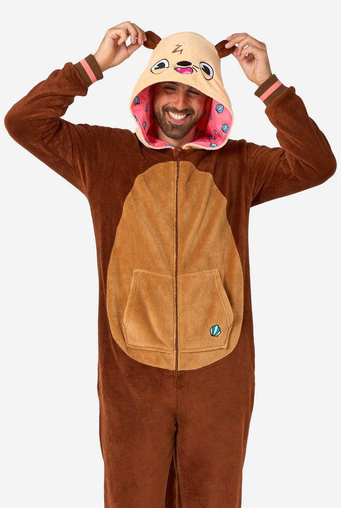 Ein Mann trägt einen braunen Otter Onesie, Teil der Tier Onesie Kollektion von OppoSuits.