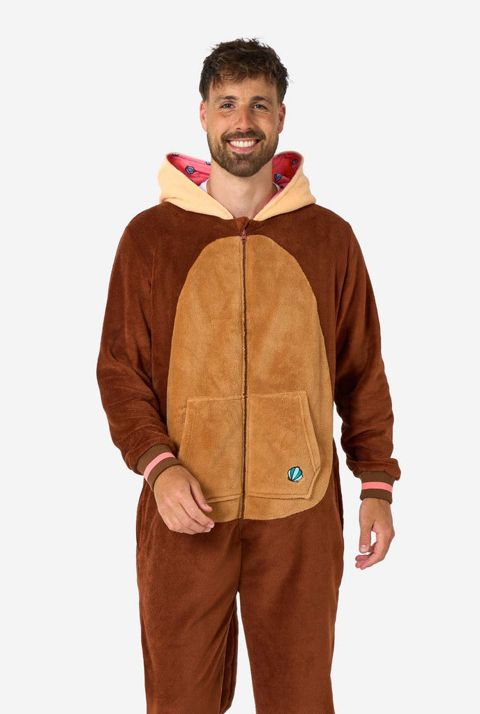 Ein Mann trägt einen braunen Otter Onesie, Teil der Tier Onesie Kollektion von OppoSuits.