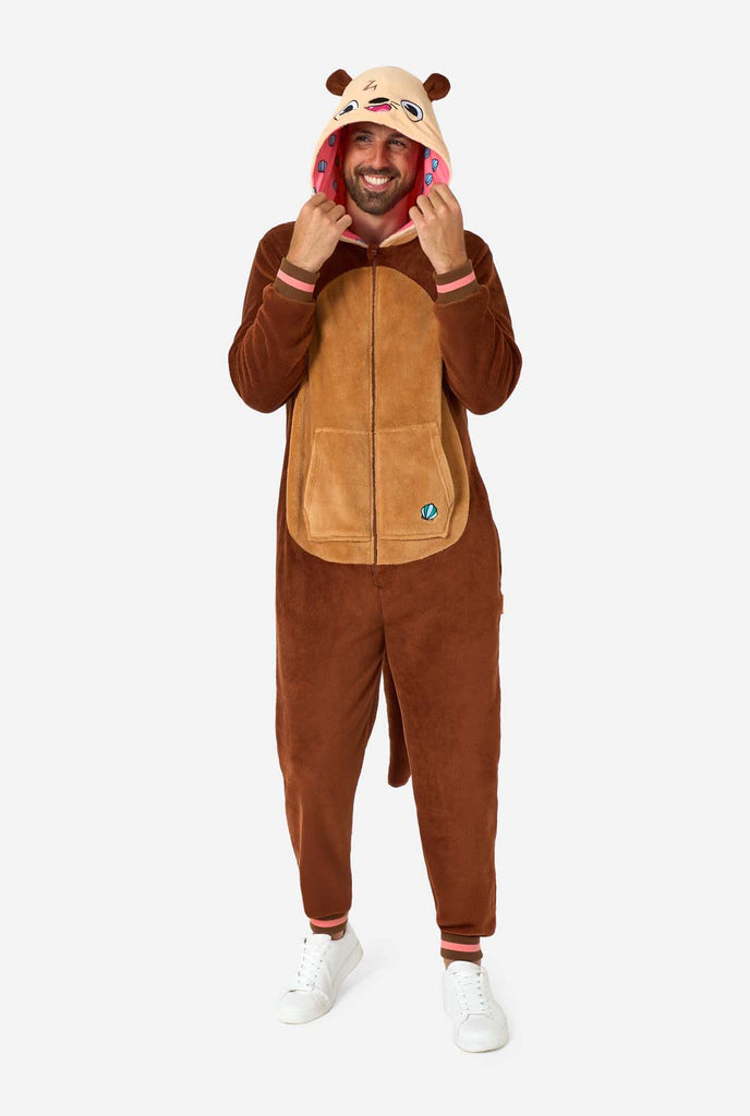 Ein Mann trägt einen braunen Otter Onesie, Teil der Tier Onesie Kollektion von OppoSuits.