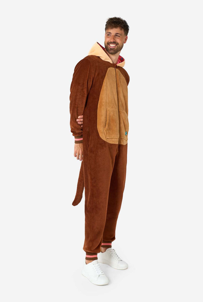 Ein Mann trägt einen braunen Otter Onesie, Teil der Tier Onesie Kollektion von OppoSuits.