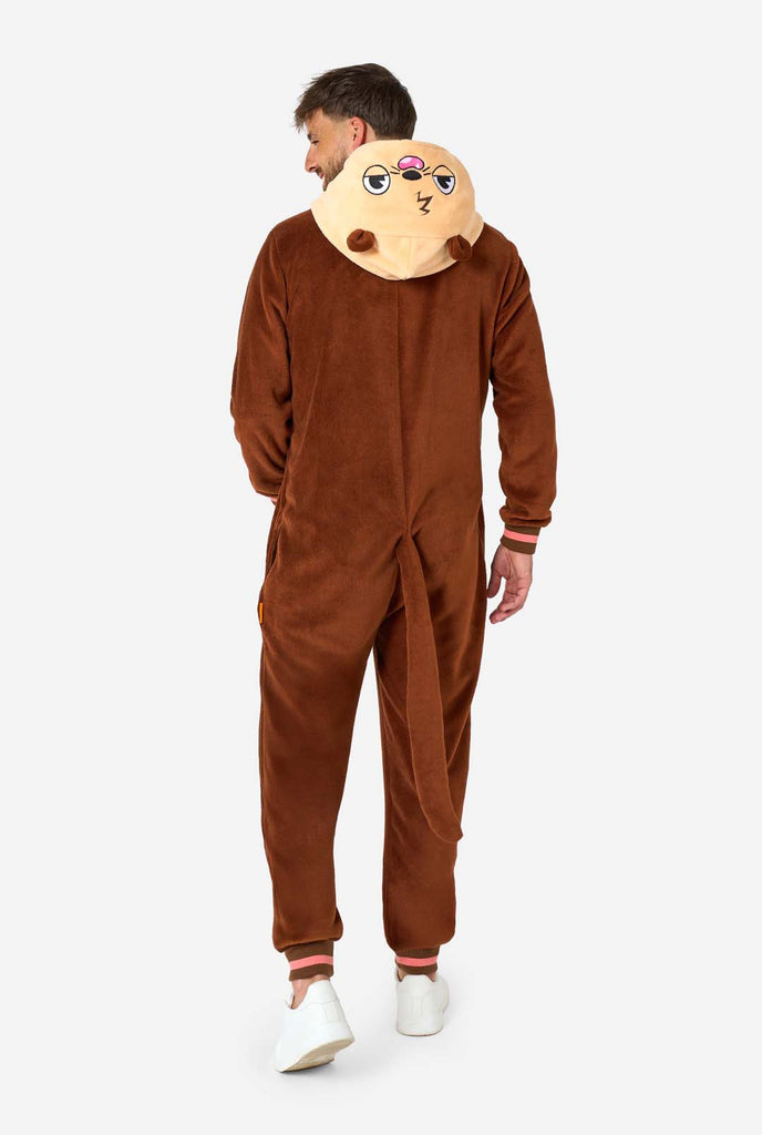 Ein Mann trägt einen braunen Otter Onesie, Teil der Tier Onesie Kollektion von OppoSuits.