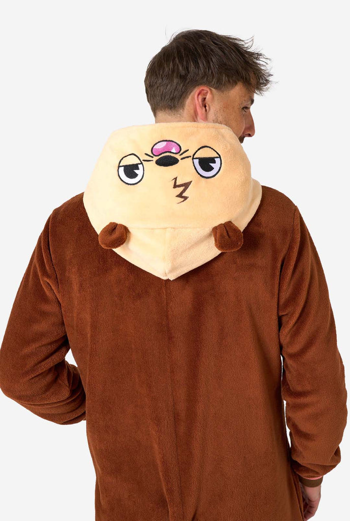 Ein Mann trägt einen braunen Otter Onesie, Teil der Tier Onesie Kollektion von OppoSuits.