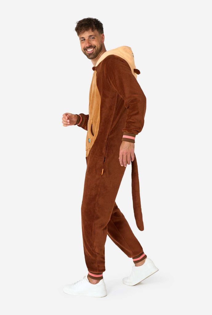 Ein Mann trägt einen braunen Otter Onesie, Teil der Tier Onesie Kollektion von OppoSuits.