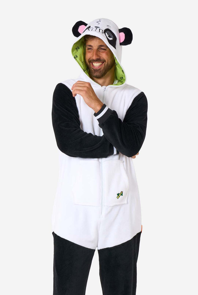 Ein Mann trägt einen schwarz-weißen Panda Onesie, Teil der Tier Onesie Kollektion von OppoSuits.