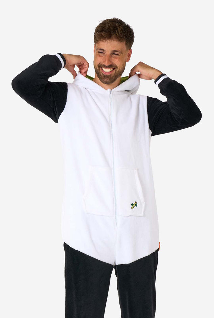 Ein Mann trägt einen schwarz-weißen Panda Onesie, Teil der Tier Onesie Kollektion von OppoSuits.