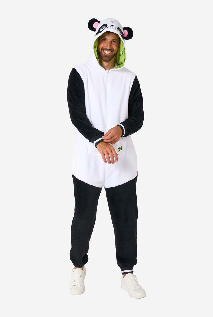 Ein Mann trägt einen schwarz-weißen Panda Onesie, Teil der Tier Onesie Kollektion von OppoSuits.