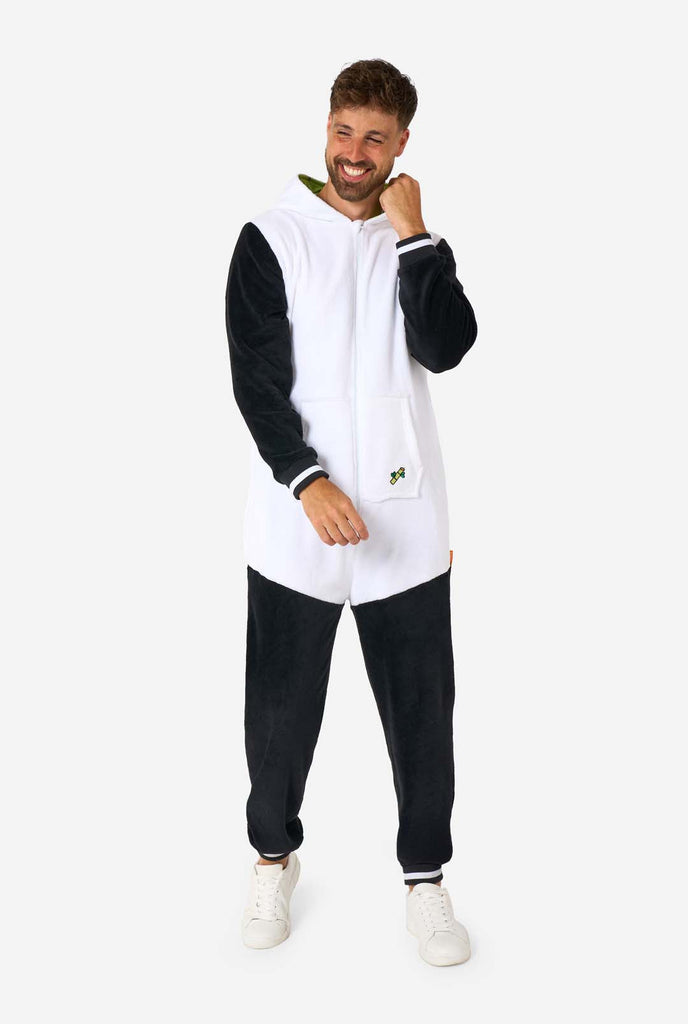 Ein Mann trägt einen schwarz-weißen Panda Onesie, Teil der Tier Onesie Kollektion von OppoSuits.