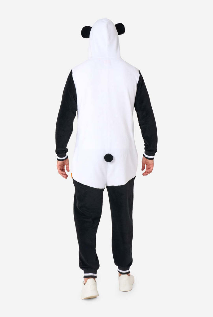 Ein Mann trägt einen schwarz-weißen Panda Onesie, Teil der Tier Onesie Kollektion von OppoSuits.