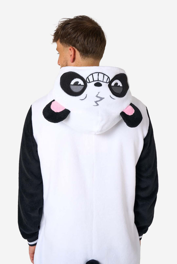 Ein Mann trägt einen schwarz-weißen Panda Onesie, Teil der Tier Onesie Kollektion von OppoSuits.