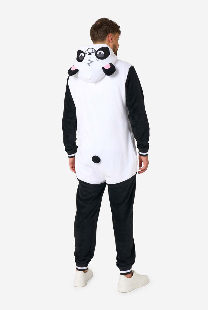 Ein Mann trägt einen schwarz-weißen Panda Onesie, Teil der Tier Onesie Kollektion von OppoSuits.