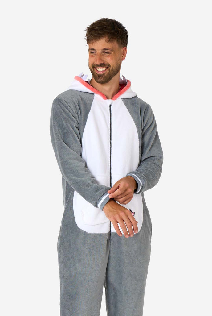 Ein Mann trägt einen grau-weißen Hai Onesie, Teil der Tier Onesie Kollektion von OppoSuits.