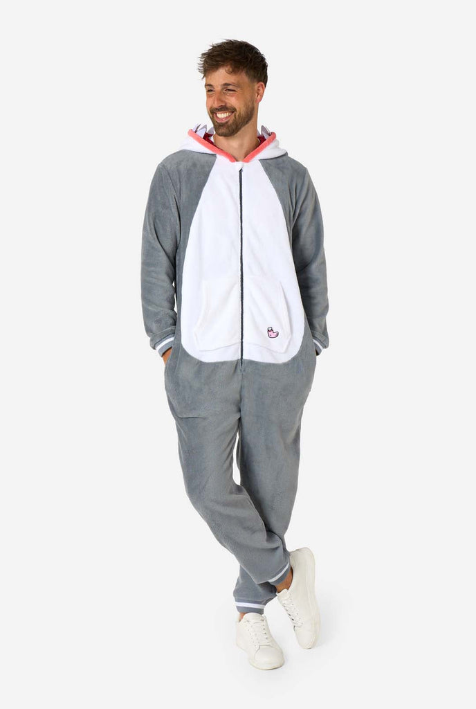 Ein Mann trägt einen grau-weißen Hai Onesie, Teil der Tier Onesie Kollektion von OppoSuits.