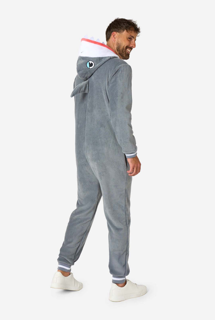 Ein Mann trägt einen grau-weißen Hai Onesie, Teil der Tier Onesie Kollektion von OppoSuits.