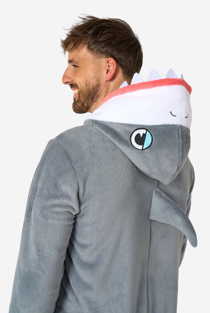 Ein Mann trägt einen grau-weißen Hai Onesie, Teil der Tier Onesie Kollektion von OppoSuits.